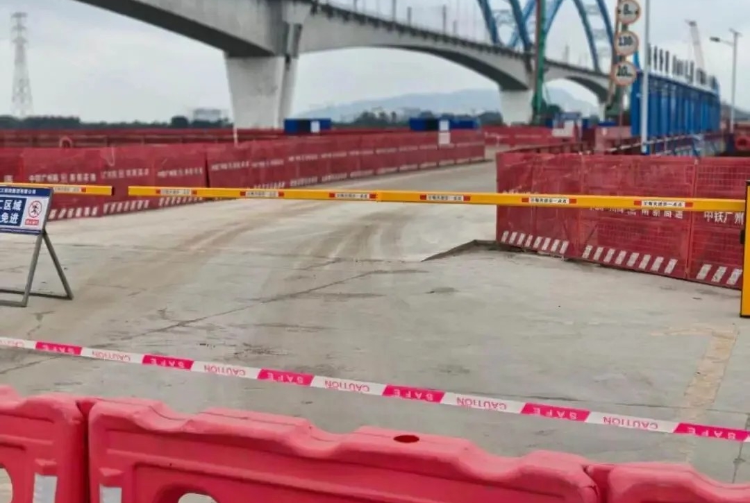 閩龍岩私家車墮河五死